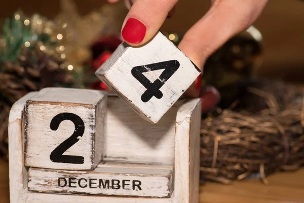 Μια Γυναίκα Χριστουγεννιάτικη Διακόσμηση Και Ένα Ημερολόγιο Ένα Σημείωμα Για — Φωτογραφία Αρχείου