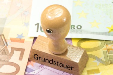 Euro banknotları ve emlak vergisi damgalı bir pul.
