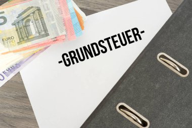 Emlak vergisi için gerekli belgeleri içeren Avro banknotları ve klasörleri