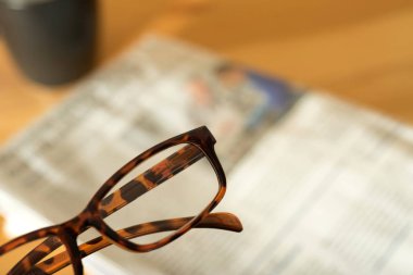 Okuma gözlüğü ve gazete