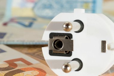 Bir güç fişi ve euro faturaları