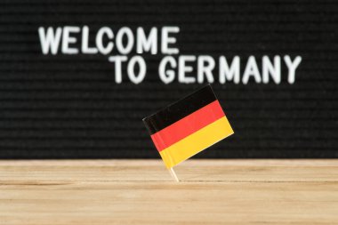 Alman bayrağı ve sloganı Almanya'ya hoş geldiniz