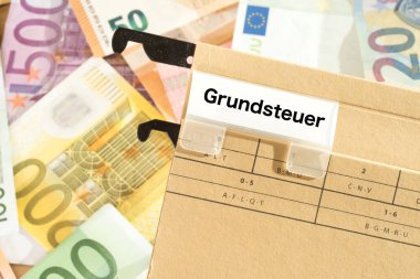 Euro banknotlar ve künye emlak vergisi ile bir klasör