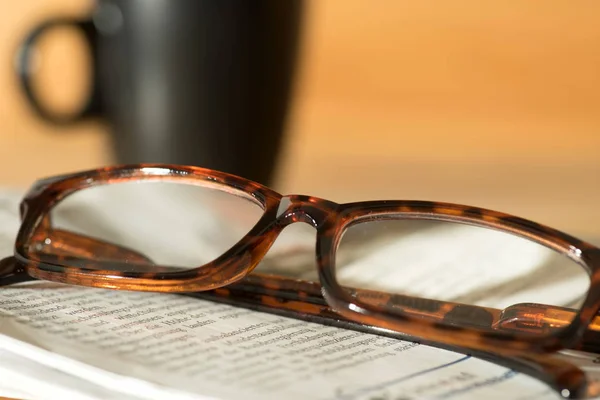 Unas Gafas Lectura Periódico — Foto de Stock