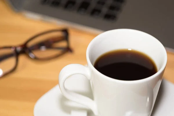 Una Taza Café Vasos Lectura Una Computadora Oficina — Foto de Stock