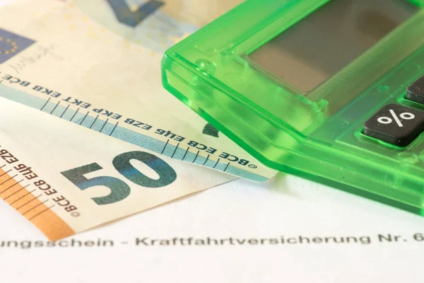 Euro Banknoten Taschenrechner Und Versicherungsschein Für Eine Autoversicherung — Stockfoto