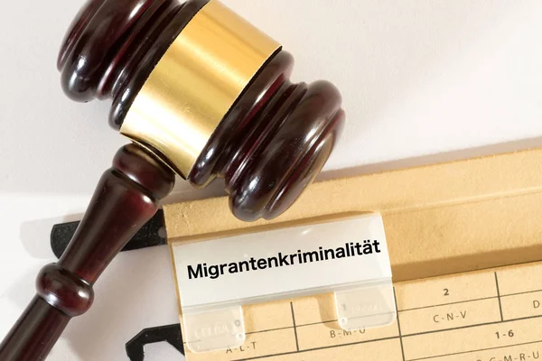 Einen Hammer Und Einen Ordner Mit Dem Aufdruck Migrantenkriminalität — Stockfoto