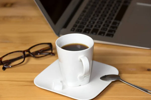 Una Taza Café Vasos Lectura Una Computadora Oficina — Foto de Stock