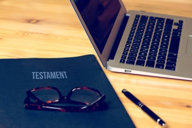 Noterlik ofisinde bir bilgisayar ve bir vasiyet