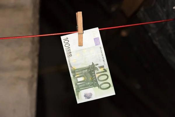 100 Euro Bill Ett Klädstreck Med Klädnypa — Stockfoto