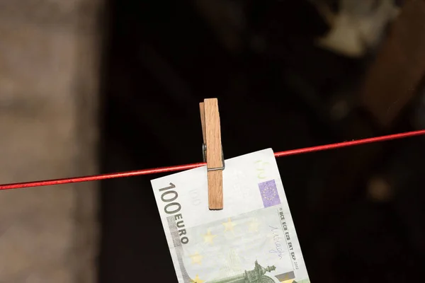 用晾衣绳上的100欧元钞票 — 图库照片