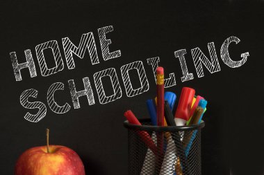 Okul, karatahta ve evde eğitim