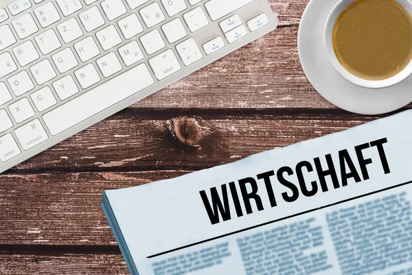 Bürotisch Computer Und Wirtschaftszeitung — Stockfoto