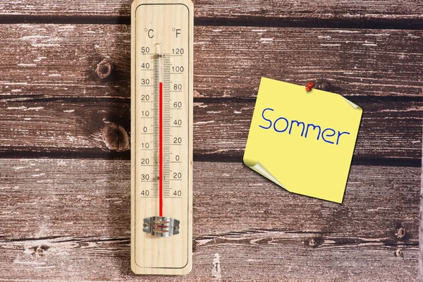 温度计显示夏天气温很高 — 图库照片