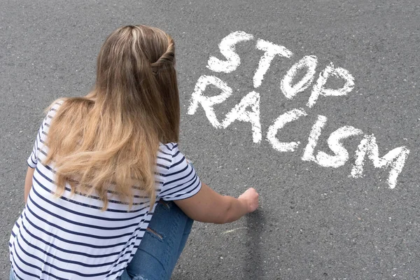 Ung Kvinna Målar Slogan Stoppa Rasismen Krita Gatan — Stockfoto