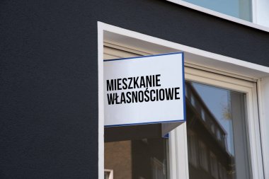 Polonya 'da bir apartman tabelası