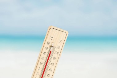 Yazın plaj ve termometre