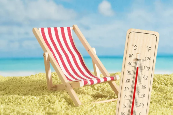 Strand Napozóágy Hőmérő Nyáron — Stock Fotó