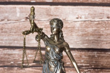 Adalet Tanrıçasının figürü.