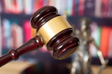 Yargıç Tokmak ve Adalet Tanrıçası