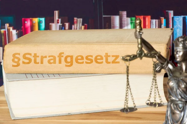 Figuur Van Justitie Boek Voor Het Wetboek Van Strafrecht — Stockfoto