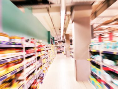 Süpermarket ve ürünlerle dolu raflar