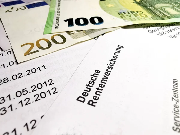 Τραπεζογραμμάτια Ευρώ Και Ειδοποίηση Συνταξιοδότησης — Φωτογραφία Αρχείου