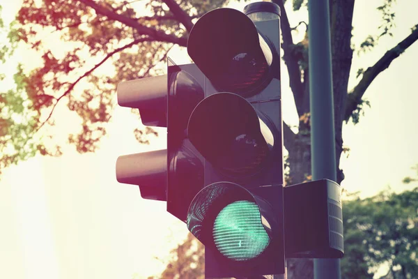 Een Verkeerslicht Wijst Naar Groen — Stockfoto