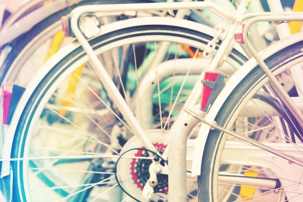 Багато Старих Велосипедів Вулиці — стокове фото