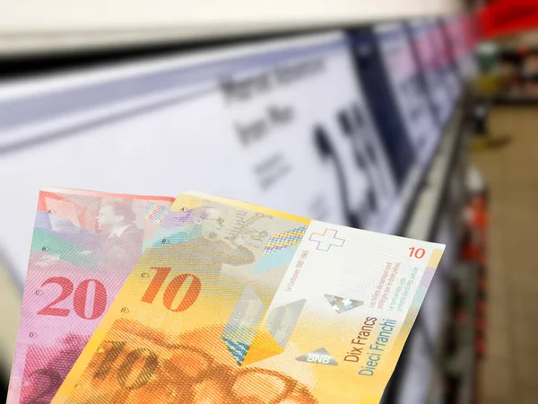 Supermarket Och Schweiziska Franc Sedlar — Stockfoto