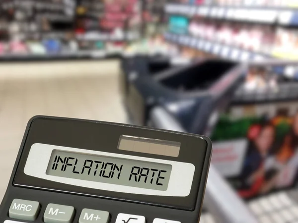 超级市场 购物车和计算器通胀率 — 图库照片