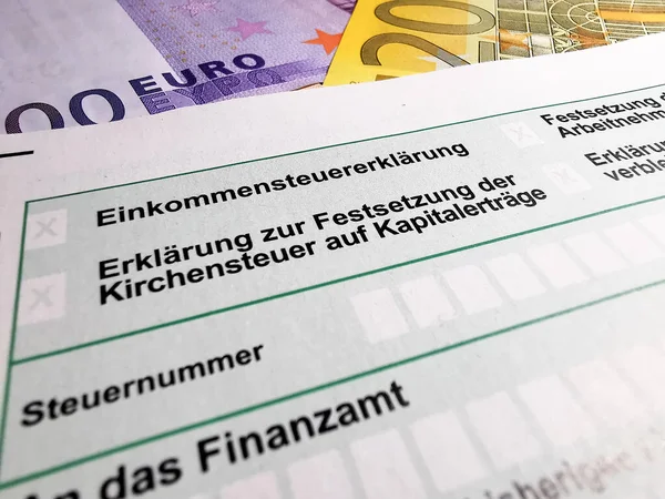 Euro Banknoten Und Steuererklärung — Stockfoto