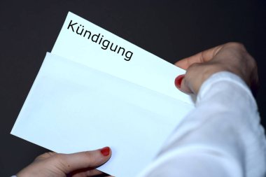 Bir kadın ve istifa mektubu.