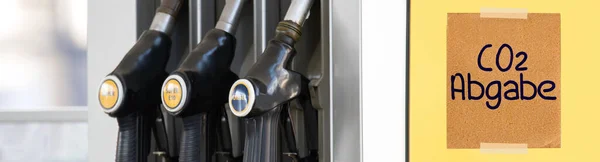 Tankstelle Zapfsäule Und Hinweis Auf Co2 Abgabe Jahr 2021 — Stockfoto