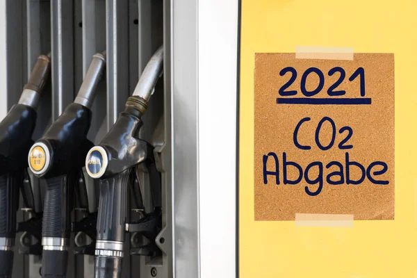 Tankstelle Zapfsäule Und Hinweis Auf Co2 Abgabe Jahr 2021 — Stockfoto