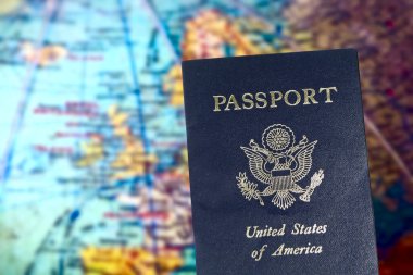 Amerikan pasaportu ve bir küre