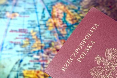 Bir dünya ve Polonya pasaportu.