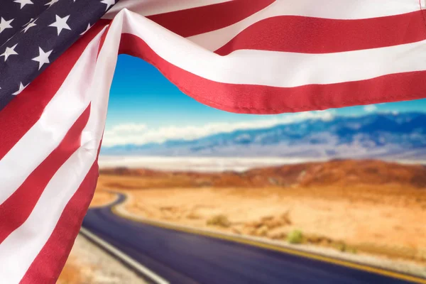 Die Straße Und Die Amerikanische Flagge — Stockfoto
