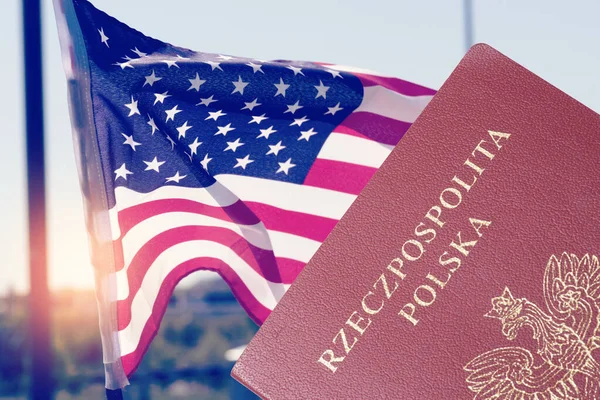 美国国旗和波兰护照 — 图库照片
