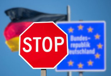 Almanya Federal Cumhuriyeti için imza atın ve kapalı Alman sınırının bir sembolü olarak dur işareti yapın.