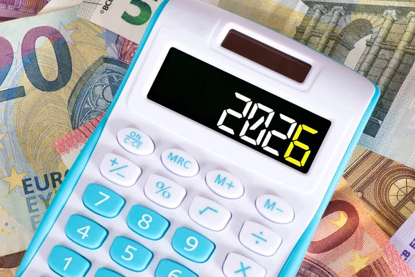 Euro banknotları, hesap makinesi ve yıl 2026