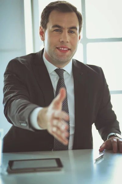 Porträt eines Geschäftsmannes, der die Hand zum Händedruck reicht — Stockfoto