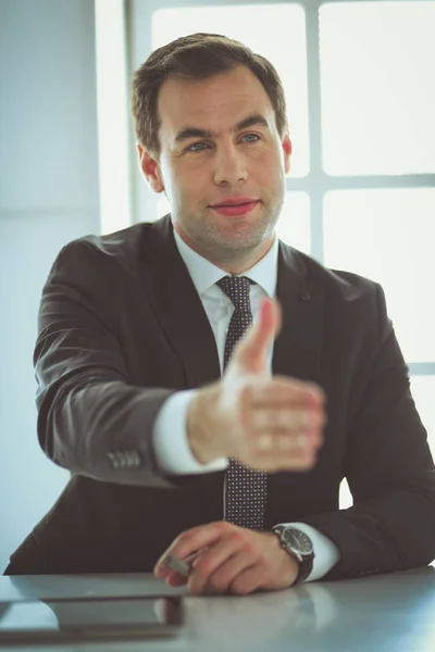 Porträt eines Geschäftsmannes, der die Hand zum Händedruck reicht — Stockfoto