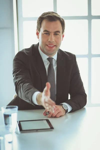 Porträt eines Geschäftsmannes, der die Hand zum Händedruck reicht — Stockfoto