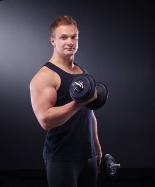 yakışıklı kaslı adam dumbell ile çalışma dışarı