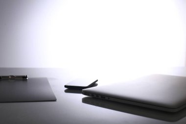 Beyaz arkaplanda dizin yığını olan dizüstü bilgisayar