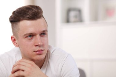 Koltukta oturan genç adam. Yaşam sevinci