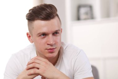 Koltukta oturan genç adam. Yaşam sevinci