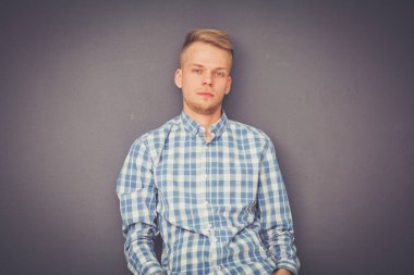 Ayakta, gri arka plan üzerinde izole delikanlı. Genç erkekler