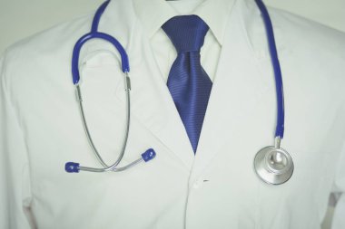 Ofiste steteskoplu bir tıp doktoru var.